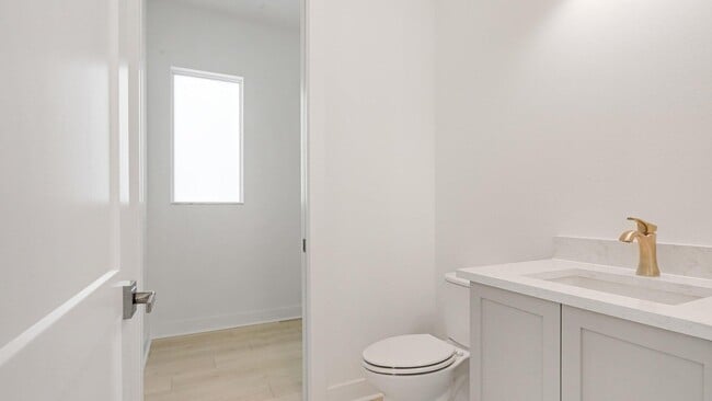 Building Photo - 13150 Alton Rd