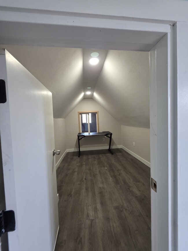 Building Photo - 1060-KE1060 15th St NE