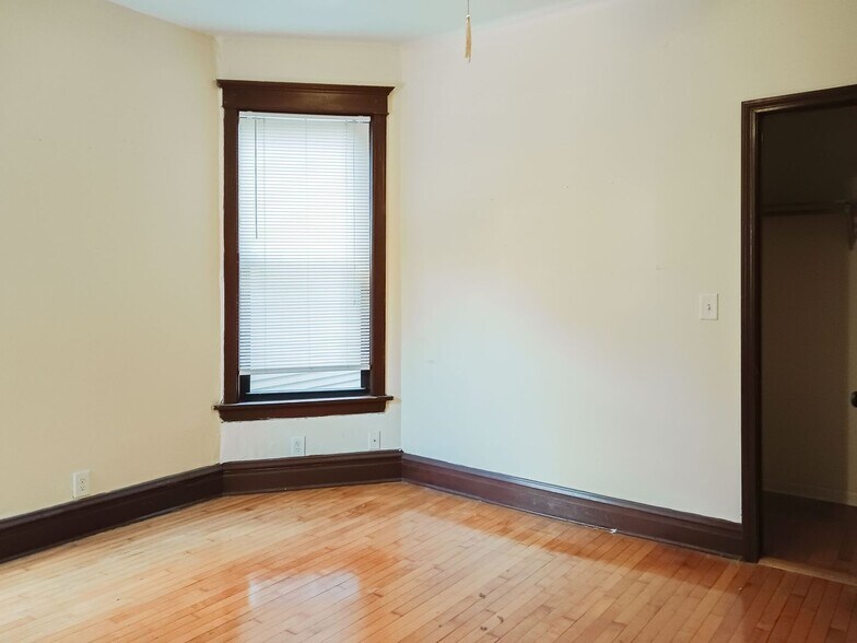 Building Photo - 3637 N Paulina St