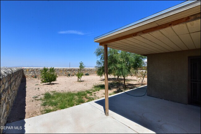 Building Photo - 741 Nuevo Desierto Dr