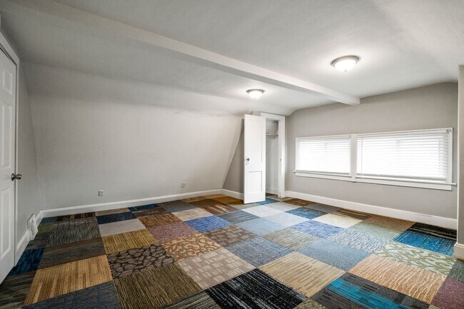 Building Photo - Rare quality UWM Flat , Walk to Campus!