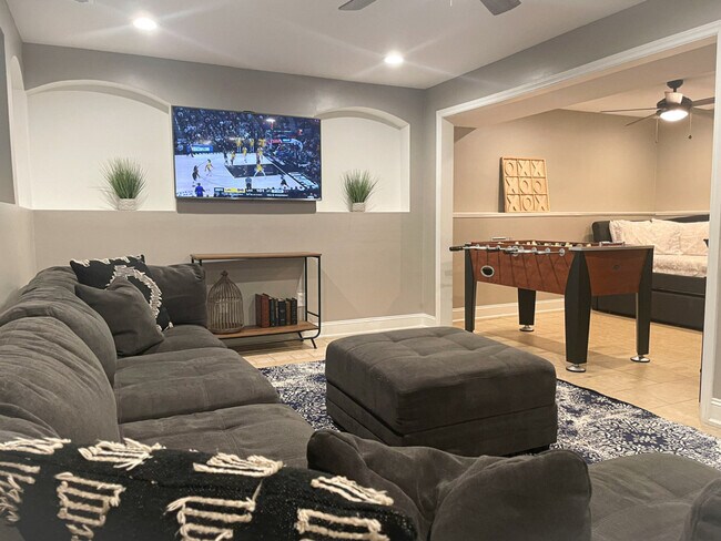 Building Photo - 11501-11505 5 Cedars Rd