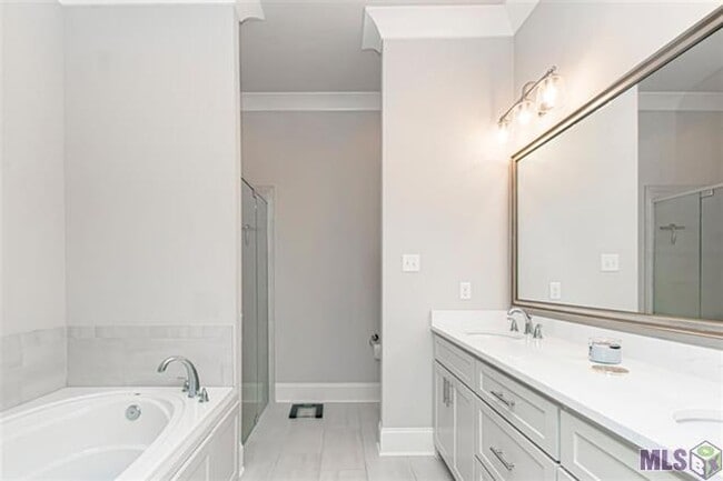 Building Photo - Upscale Townhouse in The Village at Magnol...