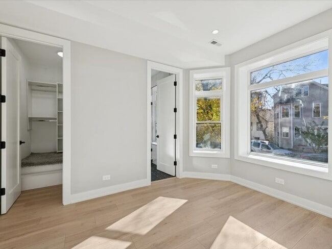 Building Photo - 2818 W Fletcher St