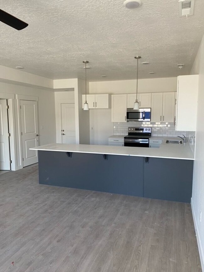 Building Photo - Spacious Town Home