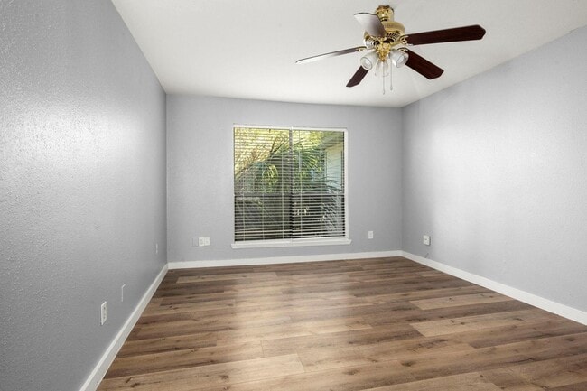 Building Photo - Richmond/Amanda west of Fondren, Classic, beautifully maintained, 2nd floor condominium offers 2 ...