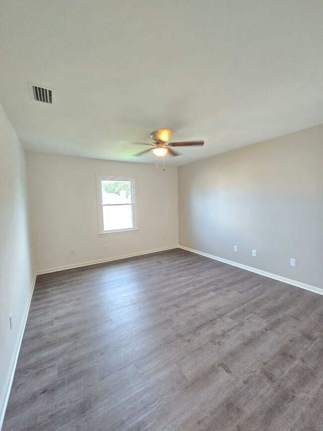 Building Photo - Beautifully renovated 4 bedroom home in Vi...