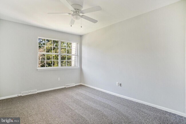 Building Photo - 307 Meeting House Ln