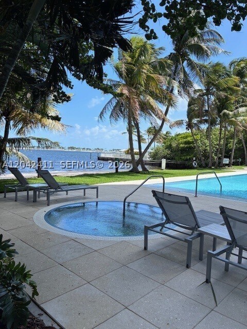 Building Photo - 2025 Brickell Ave