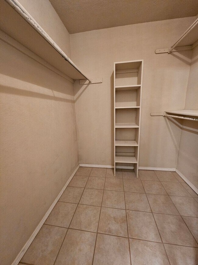 Building Photo - (3) Bed/(2) Bath Available NOW! Pet Negoti...