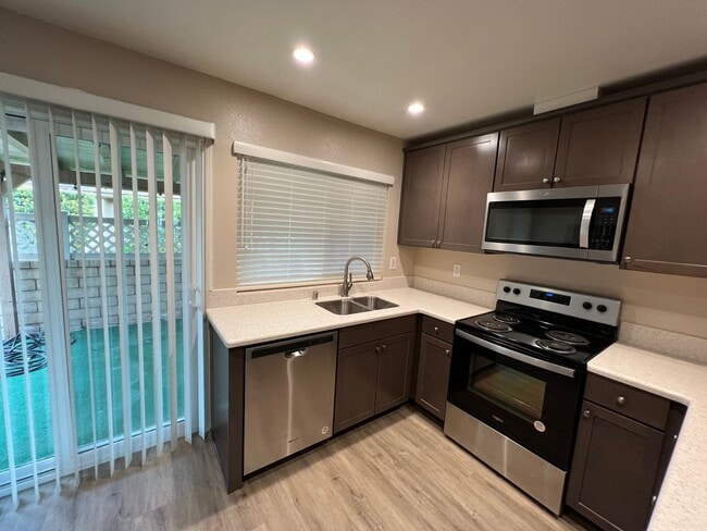 Building Photo - Very Updated Newport Home in Leisure Village