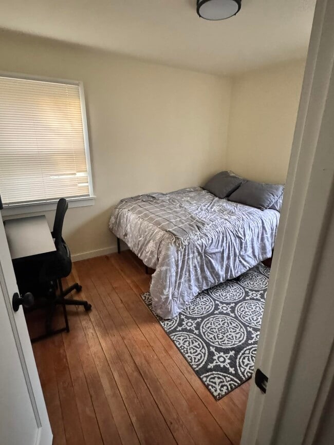 Building Photo - 1005 NE Duncan Ln