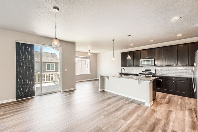 Building Photo - Large Beautiful Rental! Move in by next week!