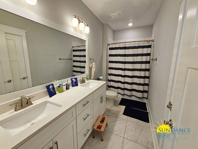 Building Photo - Live the Coastal Dream in Beachwood Estates, Stunning Long-Term Rental Available!