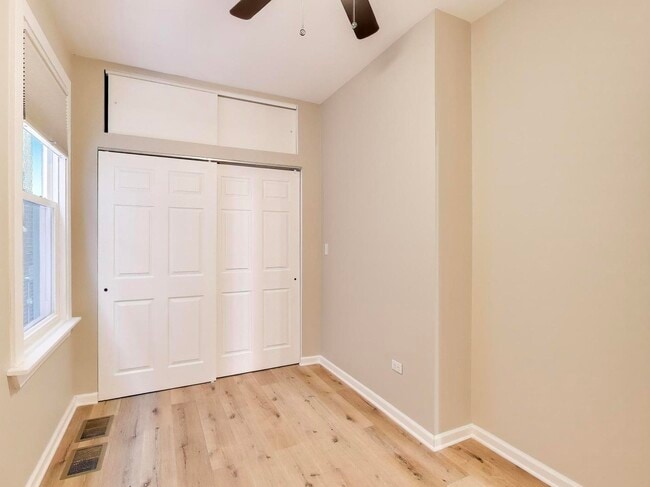 Building Photo - 4213 W Roscoe St