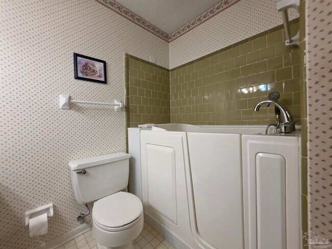 Building Photo - 5505 Fairview Dr