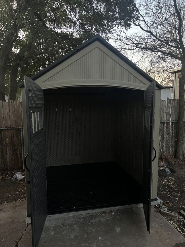 Building Photo - 3/2 with 2 living rooms & a Huge Yard