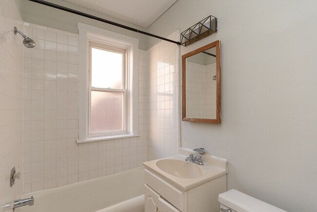 Building Photo - 457 W Melrose St