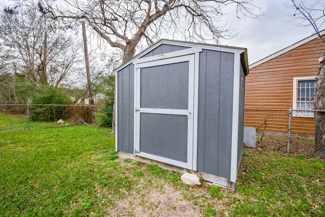 Building Photo - 6422 Sherwood Dr