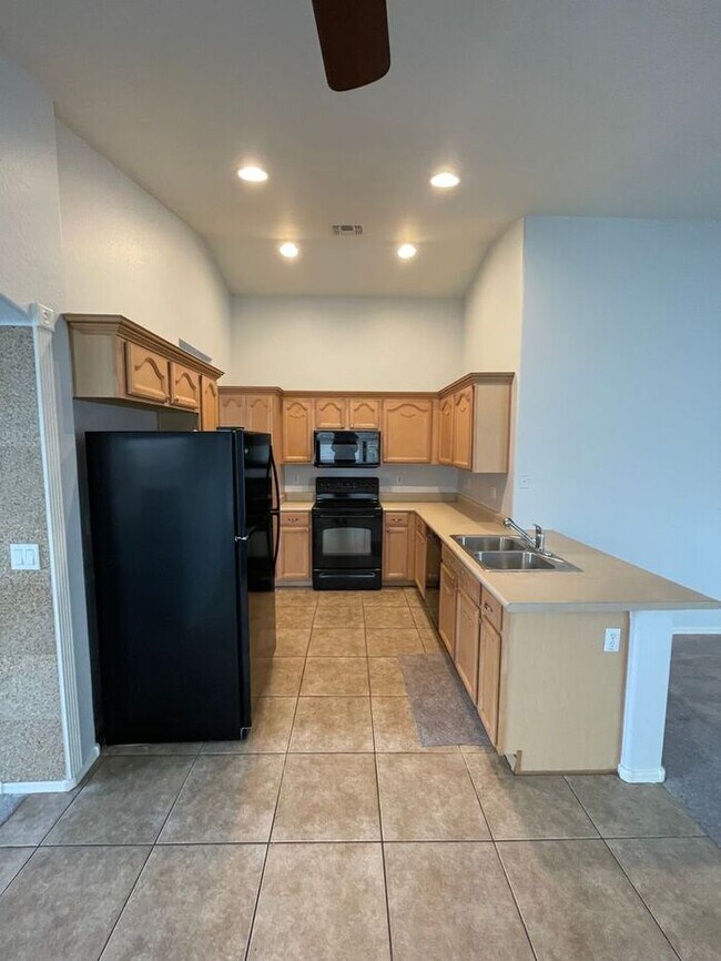 Building Photo - READY TO VIEW NOW! Beautiful 3 Bed 2 Bath Home in Buckeye