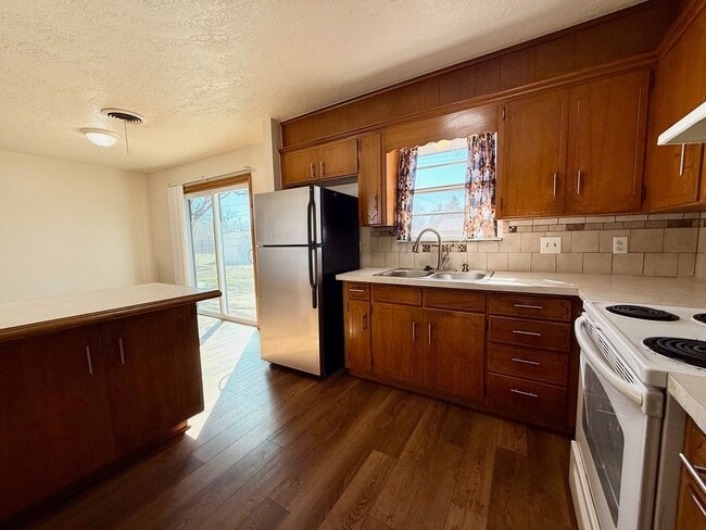 Building Photo - Close to Everything!