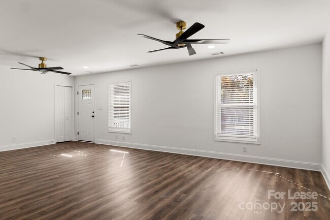 Building Photo - 815 Sharon Dr