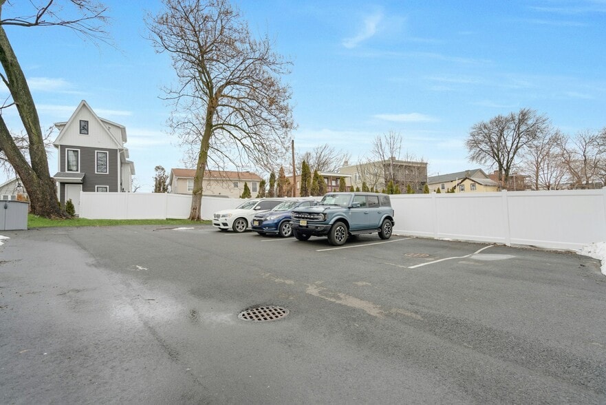 Building Photo - 71 Mission St