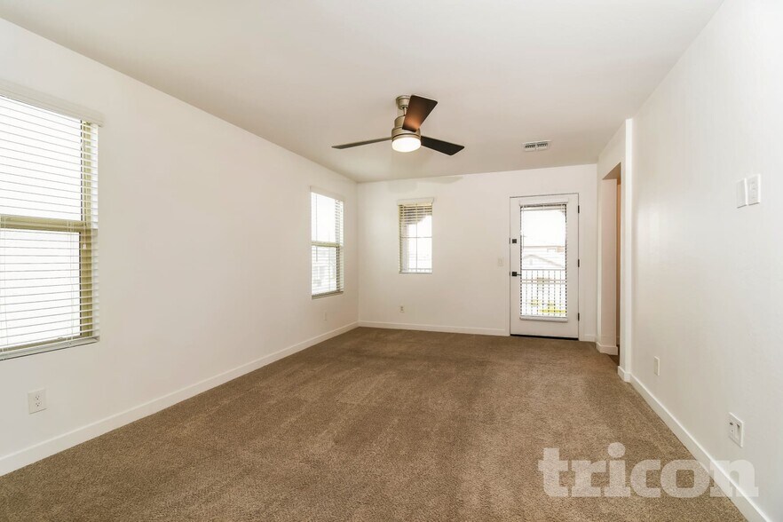 Building Photo - 4753 S Mole