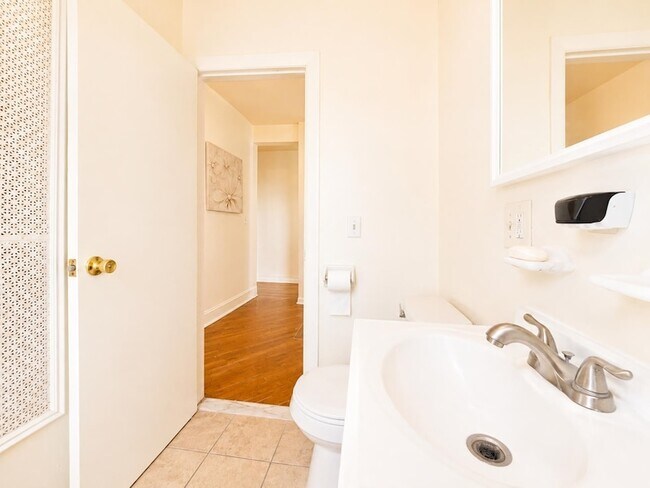 Building Photo - 429 Fairmount Ave