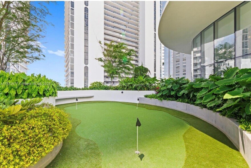 Building Photo - 700 NE 24th St