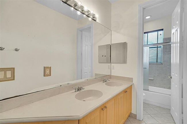 Building Photo - 11012 NW 70th Ct