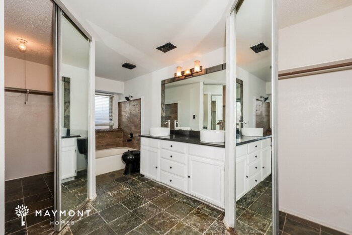 Building Photo - 6406 Mercedes Dr