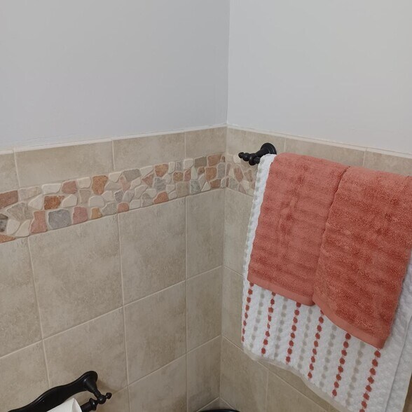 Guest Bathroom - 3940 Arelia Dr S