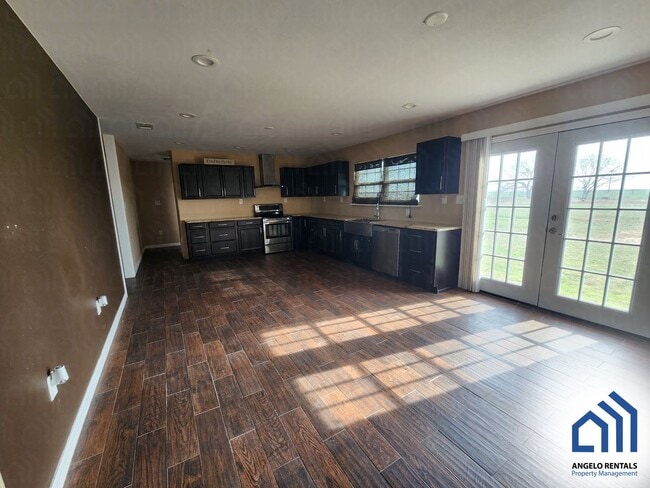 Building Photo - Spacious 3 bedroom 2 bath home COMING SOON!