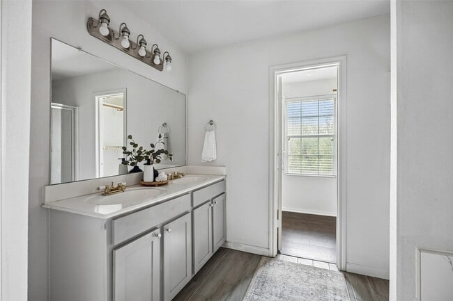 Building Photo - 320 S Mesa Verde Way