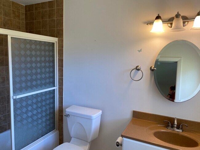 Building Photo - 956 Tulip Ln