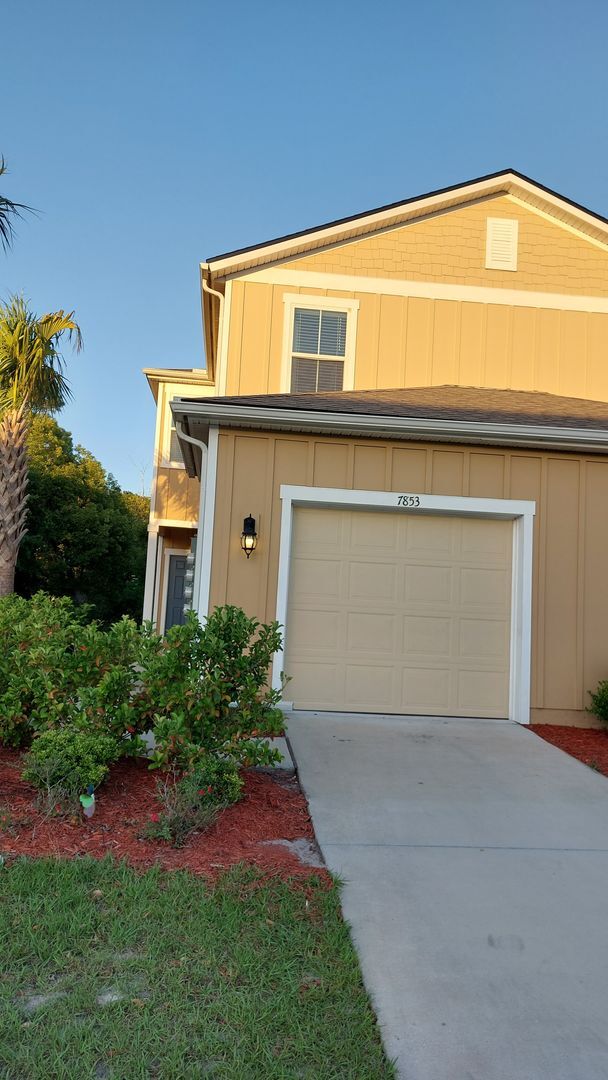 Building Photo - Townhome in Baymeadows
