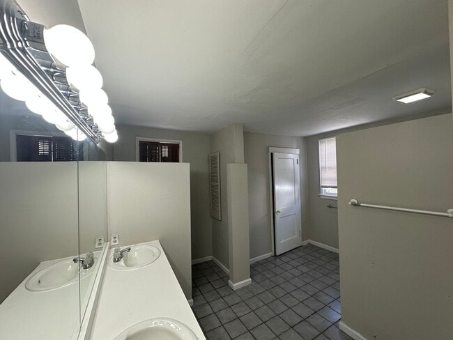 Building Photo - *** Shadyside * Large 4 Bedroom House For ...