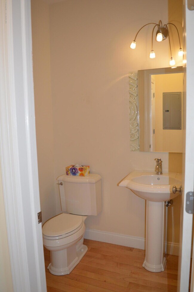 Building Photo - 606 Park Ave