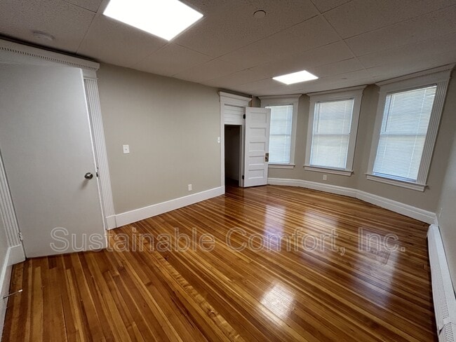 Building Photo - 36 Roxbury St