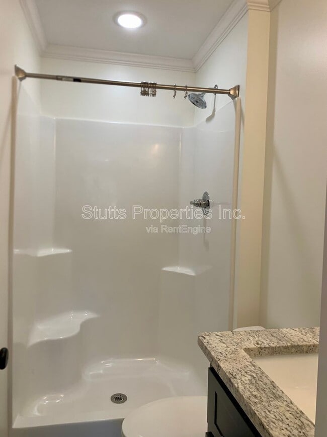 Building Photo - 711 Hill Ave