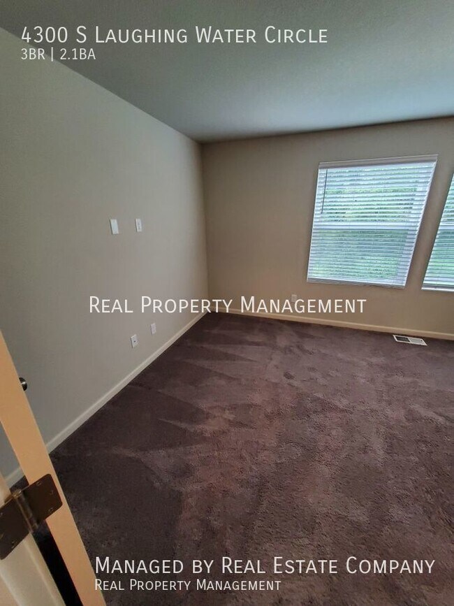 Building Photo - Modern Ridgefield Townhome with Two Car Ga...