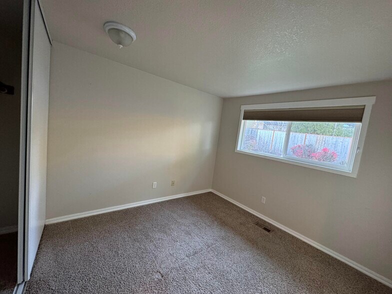 Building Photo - 9775 SW Robbins Dr