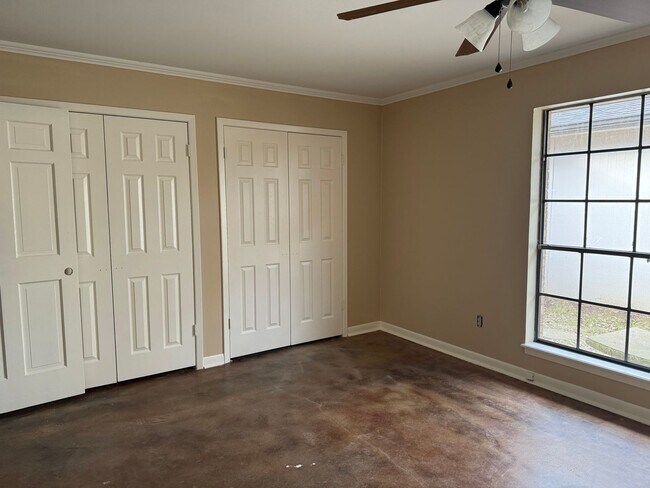 Building Photo - 636-638 Town Oaks