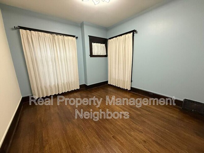 Building Photo - 216 Lafayette Ave NE