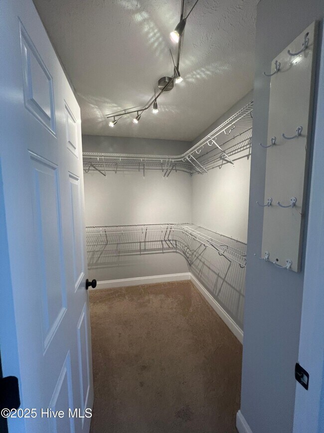 Building Photo - 127 Lightwater Dr