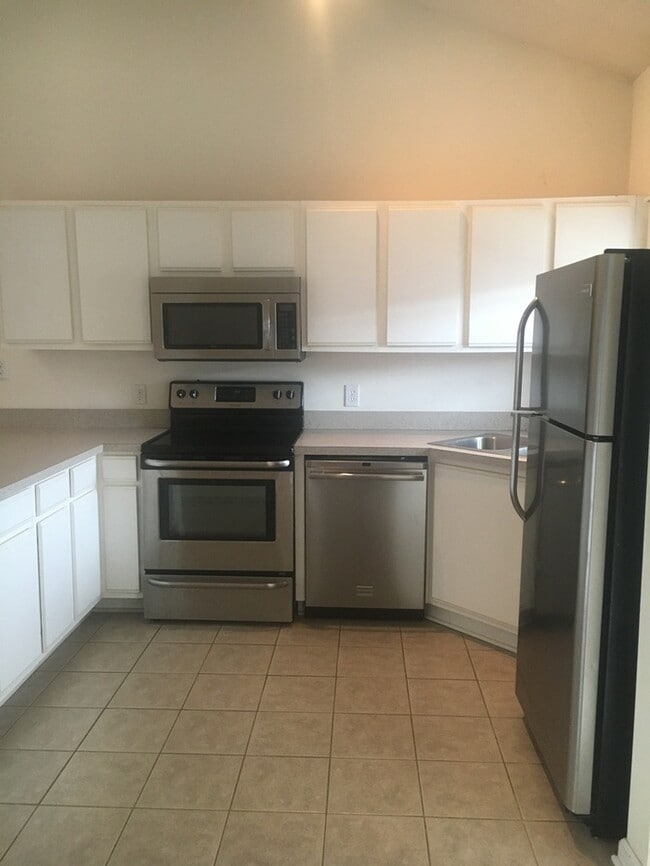 Building Photo - Independence South Brick Townhouse Community next to Golf Course w/ Patio, Nice Master, Vaulted C...