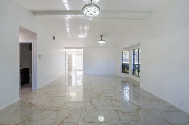 Building Photo - 3203 Golden Willow Dr