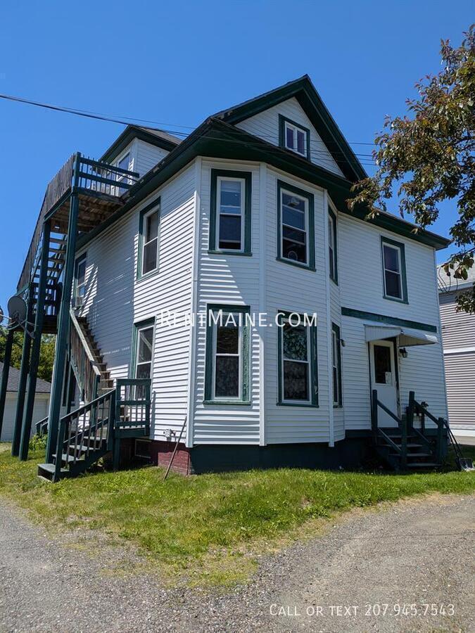 Building Photo - 204 Maple St