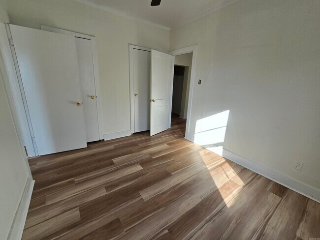 Building Photo - 709 W 44th St